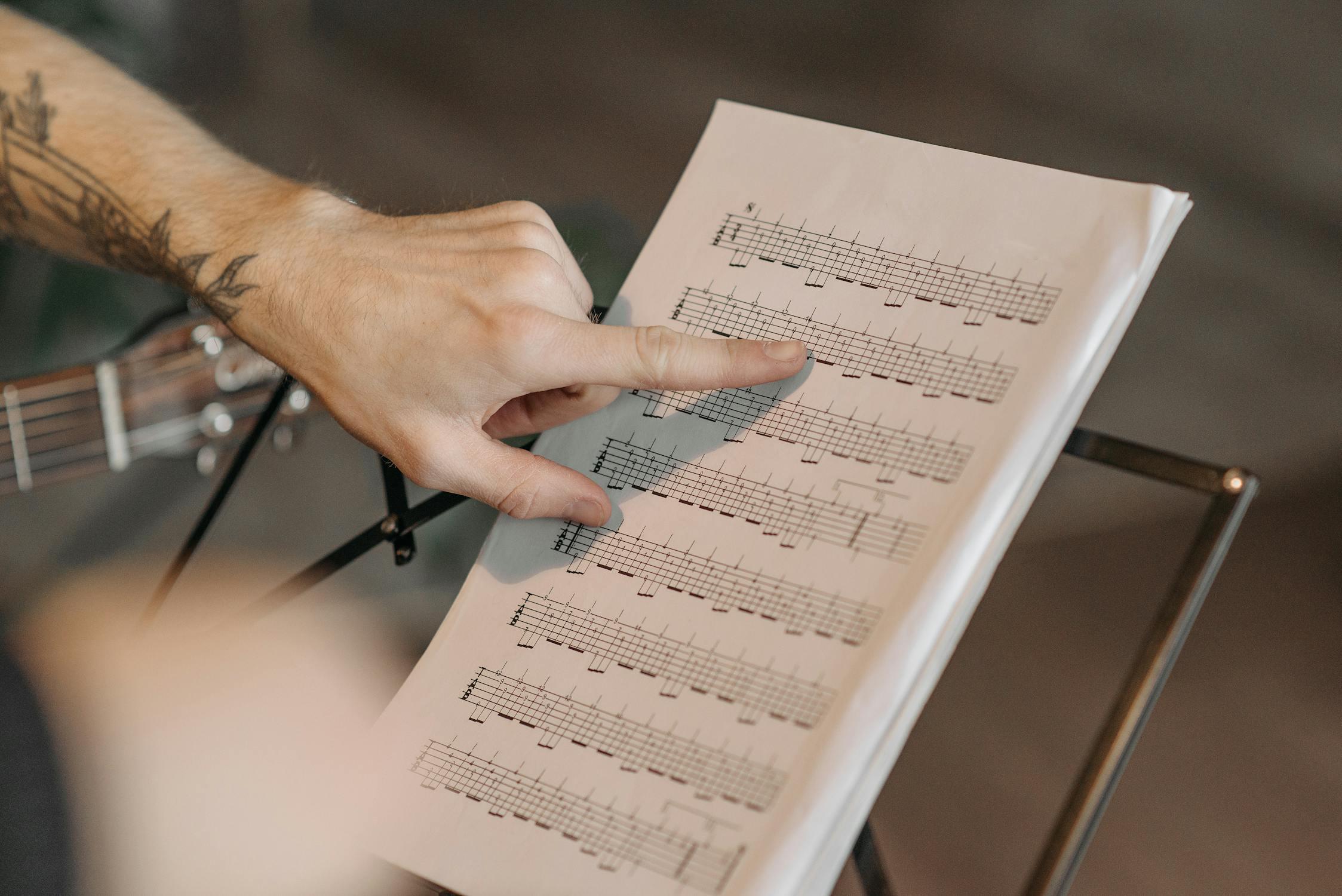 Un musicien pointe une tablature.
