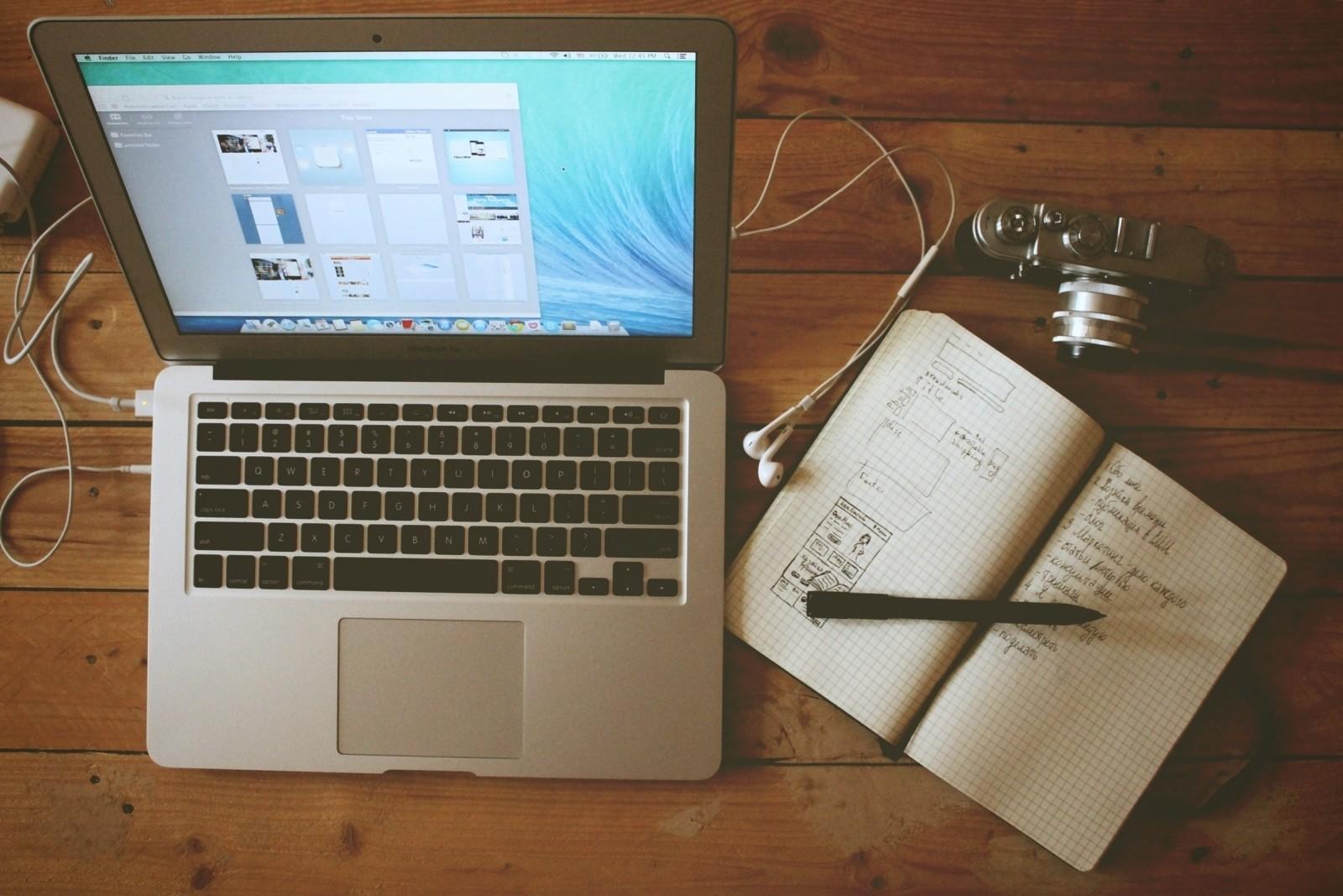 Un cahier, un crayon, supports d'apprentissage traditionnel en complément du web.