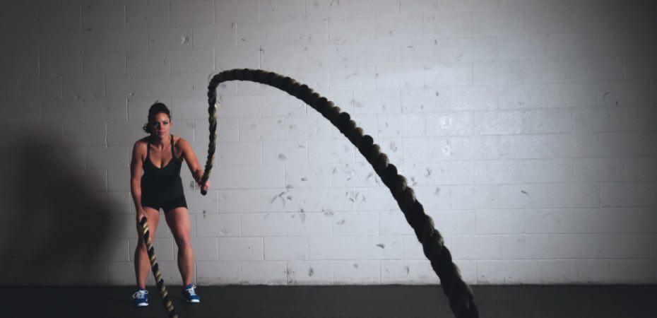 femme pratiquant des exercices de coaching sportif avec cordes