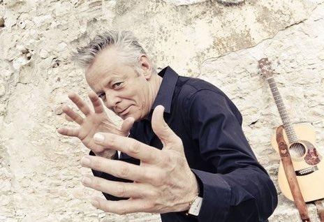 Ce n’est pas parce que vous avez des mains gigantesques que vous n’allez pas être bon à la guitare.