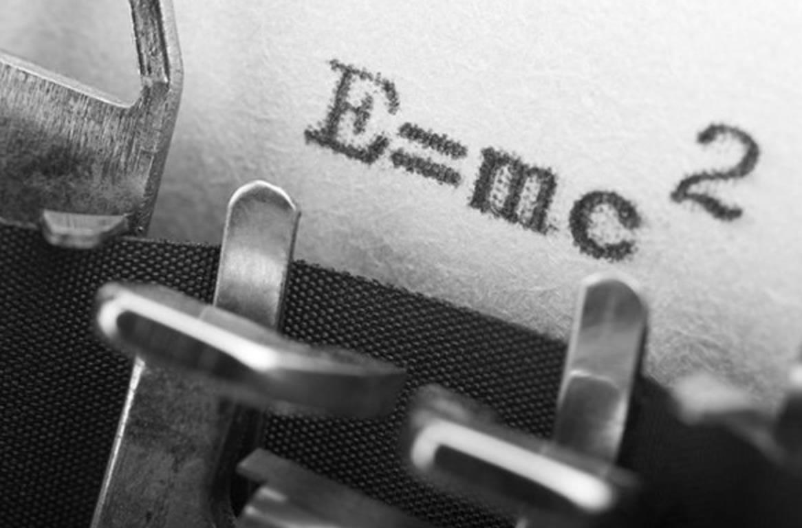 L'expression théorie de la relativité renvoie le plus souvent à deux théories complémentaires élaborées par Albert Einstein : la relativité restreinte et la relativité générale1. Ce terme peut aussi renvoyer à une idée plus ancienne, la relativité galiléenne qui s'applique à la mécanique newtonienne.