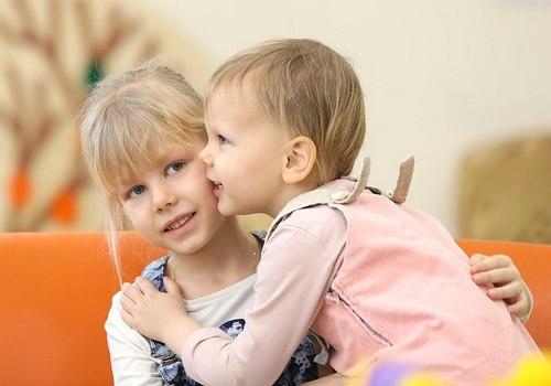 Les enfants qui apprennent une langue parlent aux autres.