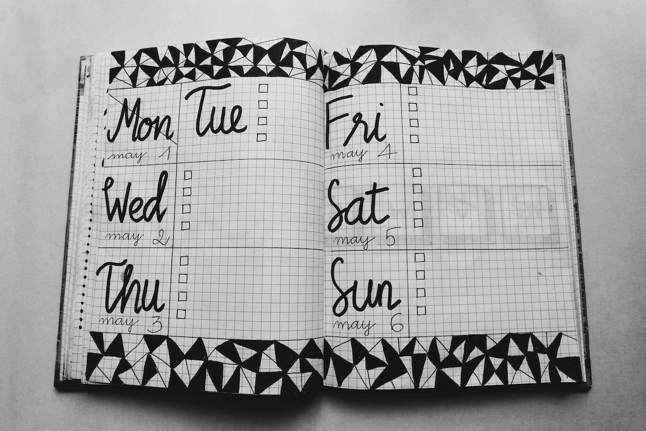 Un agenda ouvert sur les jours de la semaine de lundi à dimanche pour organiser sa semaine d'espagnol.