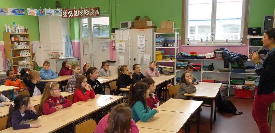 Les élèves de cours d'anglais doivent apprendre les basiques de la langue anglaise au cours de leur scolarité.