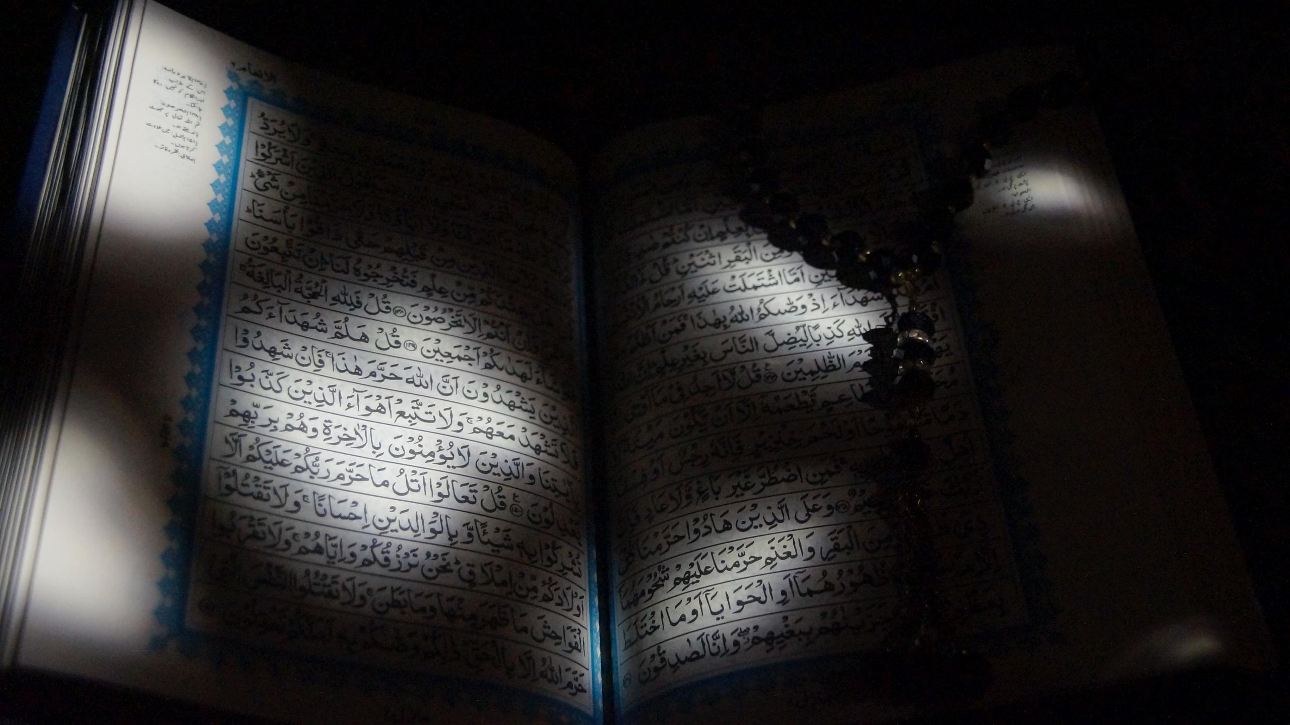 Un livre écrit en arabe ouvert