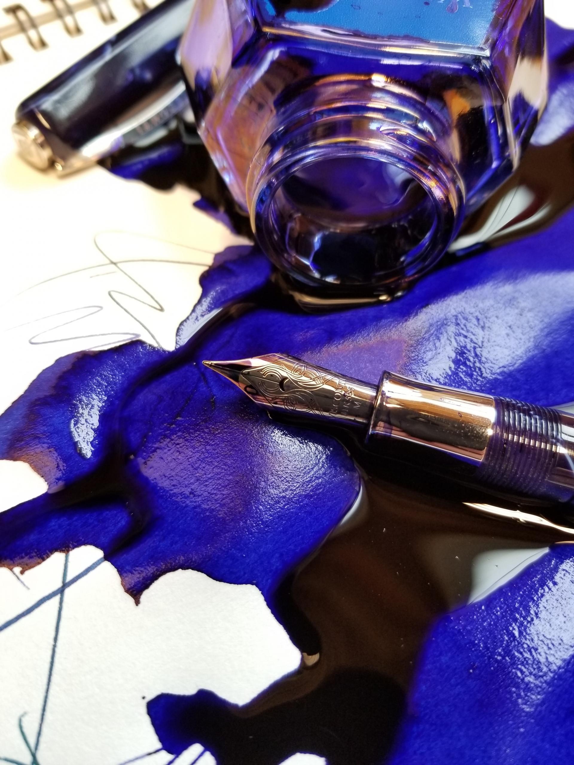Une tâche d'encre de calligraphie bleue