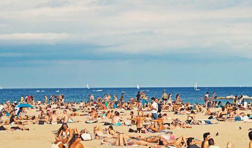Comment apprendre l'espagnol en voyageant dans des villes hispaniques comme Barcelone ou Malaga ?