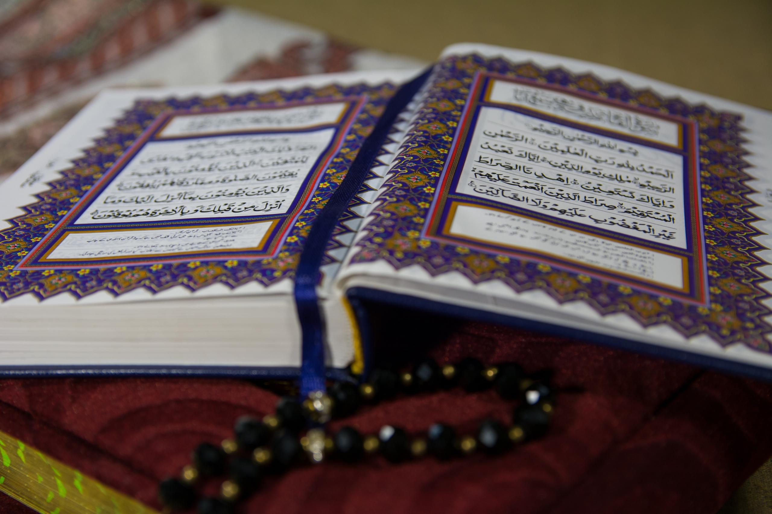 Un livre ouvert écrit en arabe