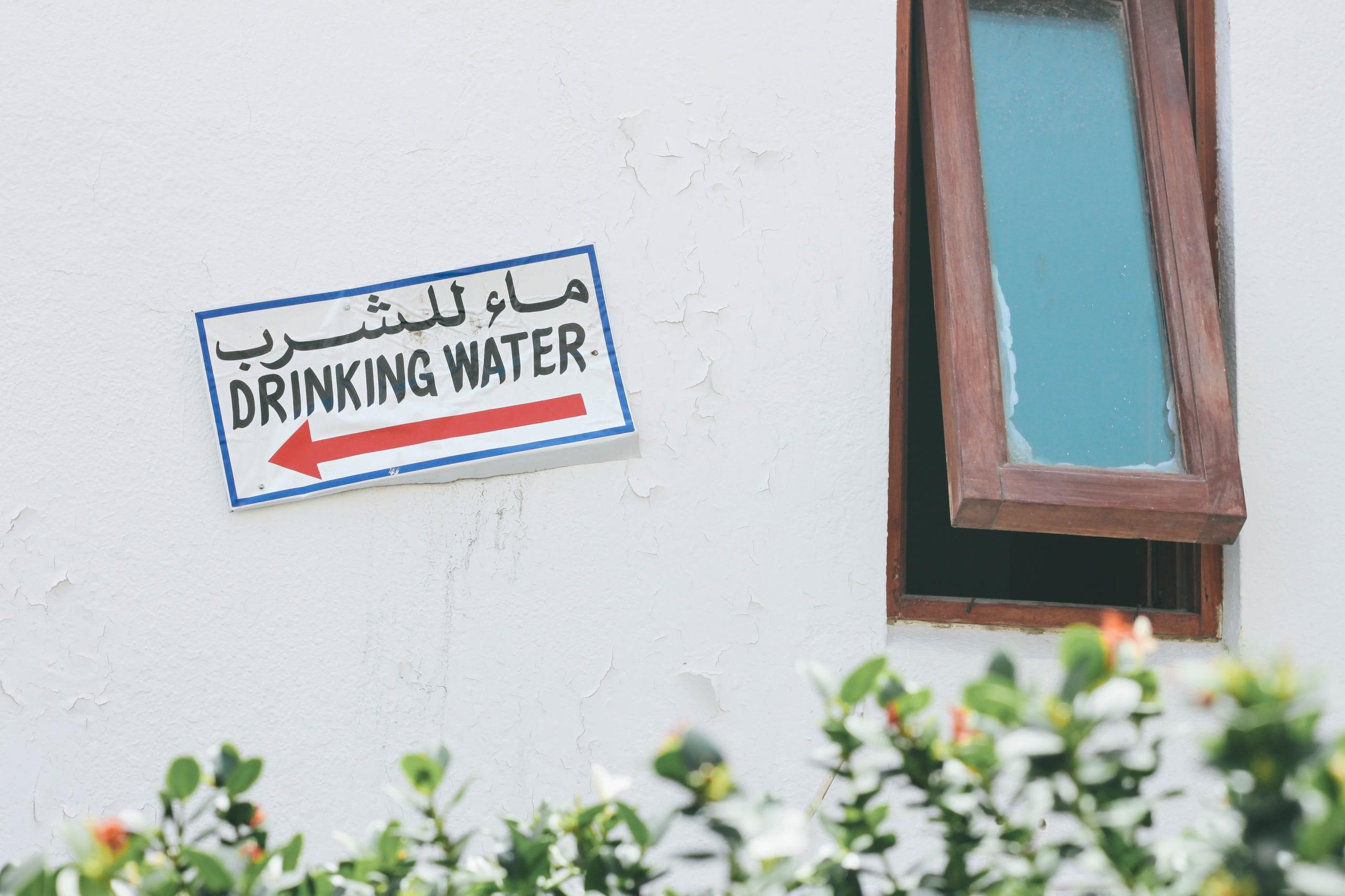 Un panneau écrit en anglais et en arabe.