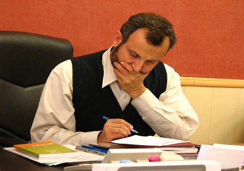 Indépendant ou fonctionnaire : quel est le meilleur statut pour devenir professeur de langue anglaise ?