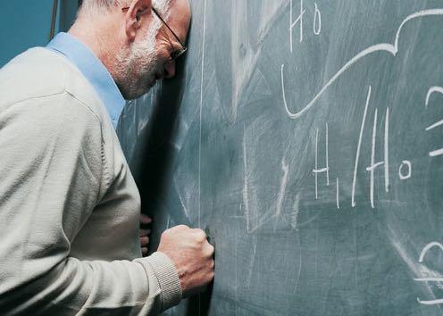 Jo Boaler estime que les beaucoup de professeurs de maths ont été eux-mêmes traumatisés avec les maths quand ils étaient plus jeunes et ils travaillent aujourd’hui de la même manière que leurs professeurs dans le passé.