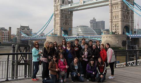 L'éducation nationale suggère aux prof d'anglais de faire des voayages de classe pour apprendre l'anglais.