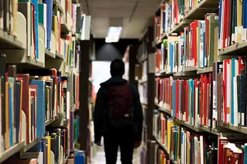 Un enseignant peut aider un élève en difficulté à s'en sortir.
