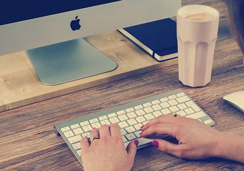 Les traducteurs en ligne sont d'une bonne aide pour ceux qui connaissent des difficultés en anglais.