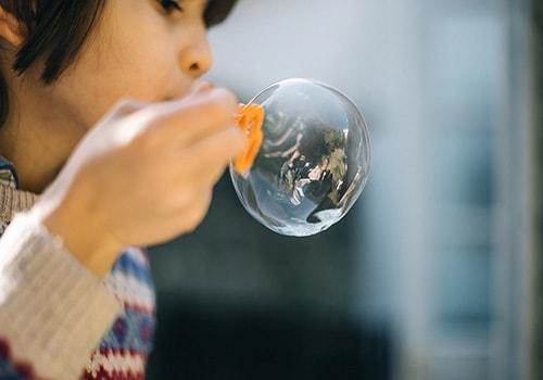 Les enfants apprennent plus rapidement l'anglais.