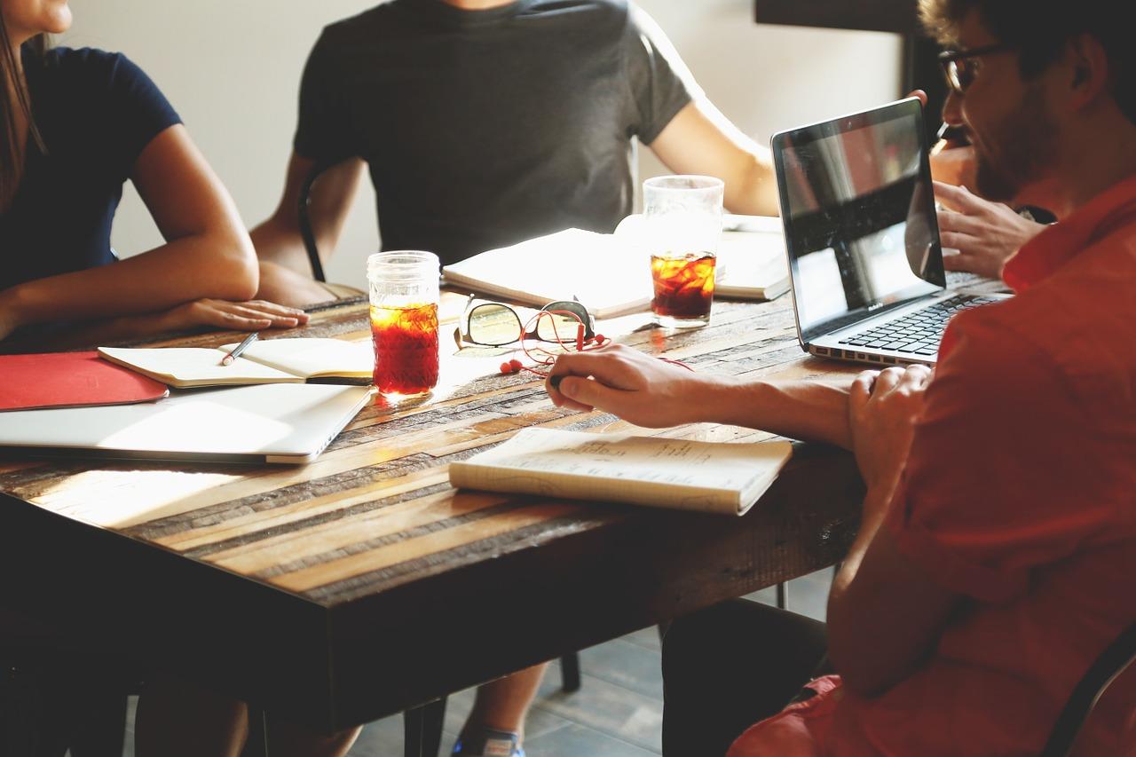 Prendre des cours, voyager, rencontrer du monde, travailler...les mille et une recettes pour être bilingue.