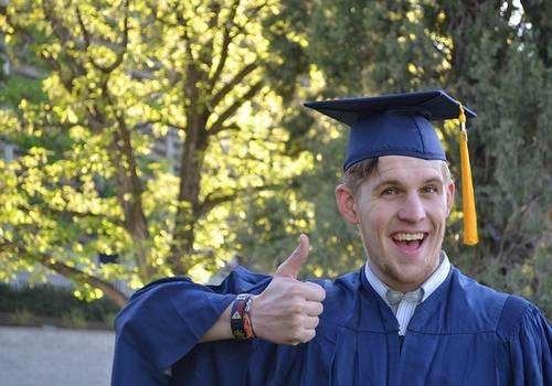 Étudier les langues vivantes au lycée pour s'assurer d'être diplômé.