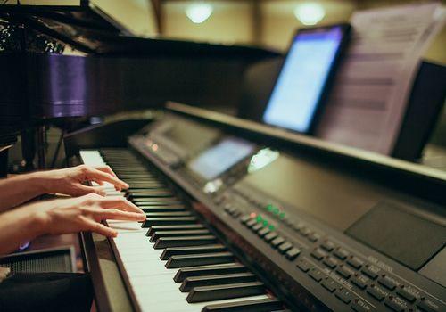 Jouer du piano dans une structure adaptée permet de réaliser des progrès rapides.