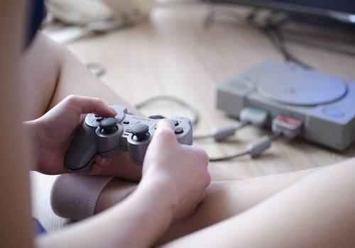 Jouer d'un instrument, plus enrichissant que de demeurer figé devant un écran.