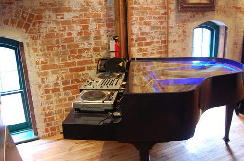 Comment la musique électro est-elle infleuncé par le piano ?
