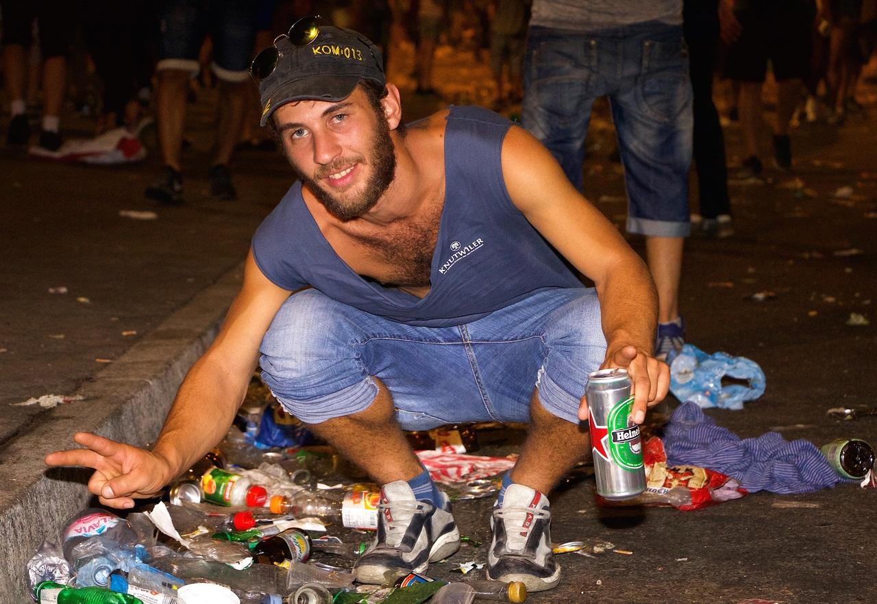  En Espagne, on peut jeter ses détritus à même le sol dans les bars.