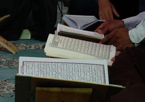 Lire et réciter les textes liturgiques implique un certain niveau de langue arabe.
