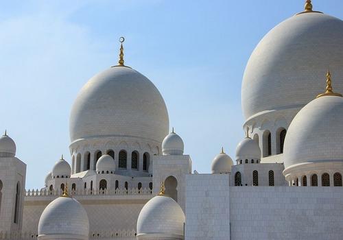 Apprendre à parler l'arabe classique peut se faire dans les édifices religieux.