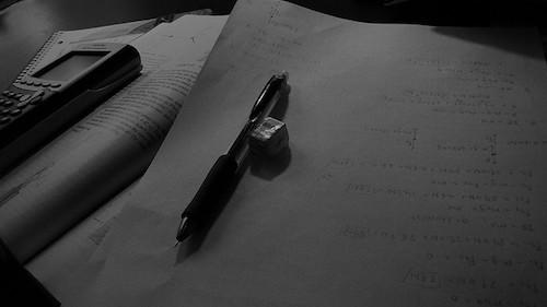 Une étudiante sérieuse peut proposer des cours d'économie et être payée en chèque emploi service.