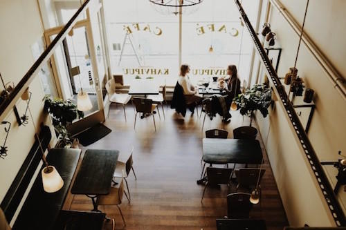 Un cours d'économie ou un un cours de philosophie peut parfaitement être donné à la terrasse d'un café également !