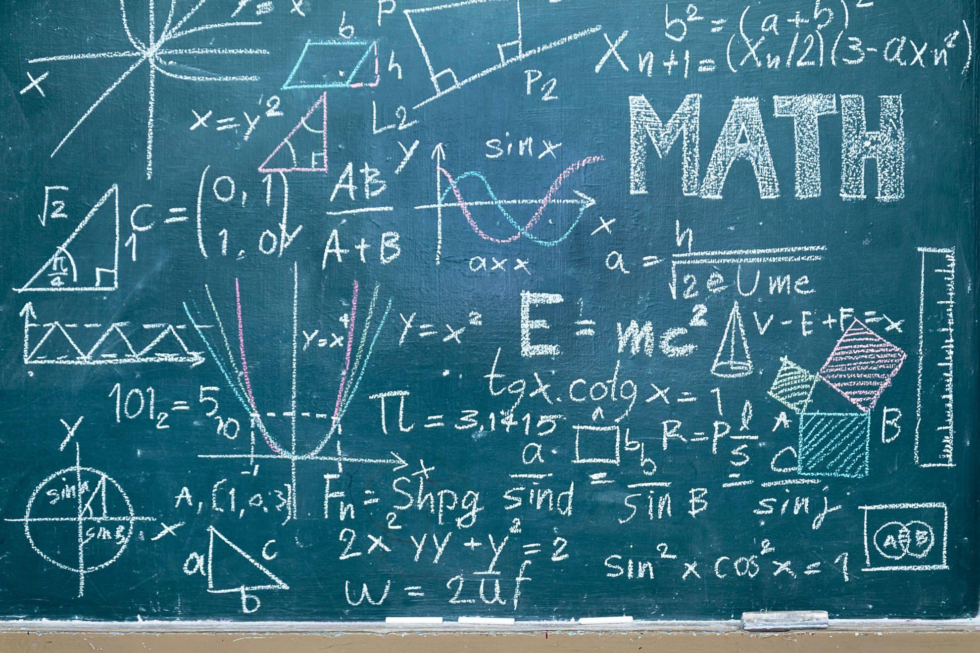 Des calculs sur un tableau noir.