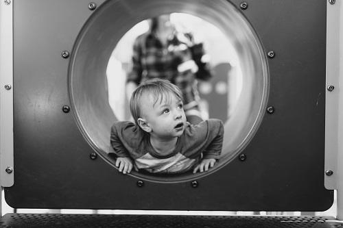 En distinguant les formes, les jeunes enfants se familiarisent avec la géométrie et la notion d’espace.
