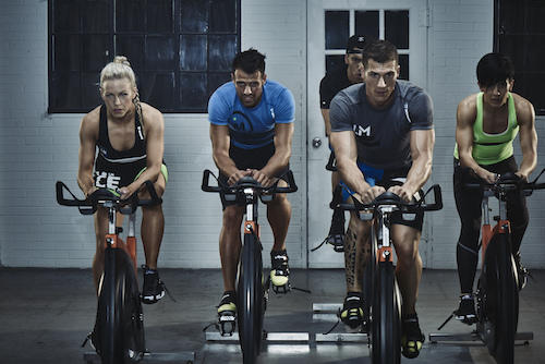Le spinning ou cours de RPM est un exercice cardio par excellence, alternant hautes et basses intensités, coach indispensable !