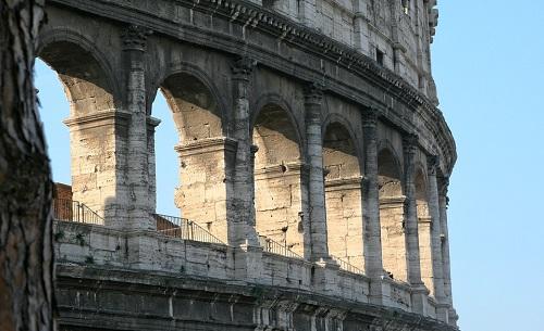 Pourquoi Rome permit au latin de se développer plus rapidement ?