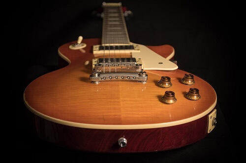 Que trouve-t-on sur le corps d'une guitare ?