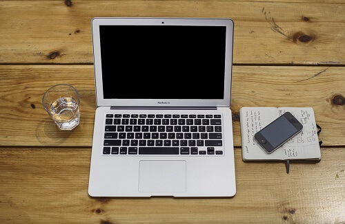 Des tutoriels sont accessibles sur internet et vous montre comment progresser au piano.
