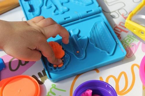 Comment aider un jeune enfant à découvrir les maths.