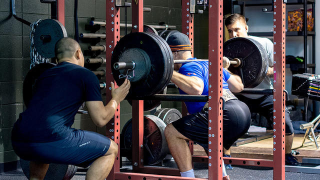 Pourquoi ne pas aller avec un(e) ami(e) à la salle de fitness pour vous aider durant vos exercices ?