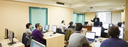 Etre salarié en centre de formation pour enseigner l'espagnol.