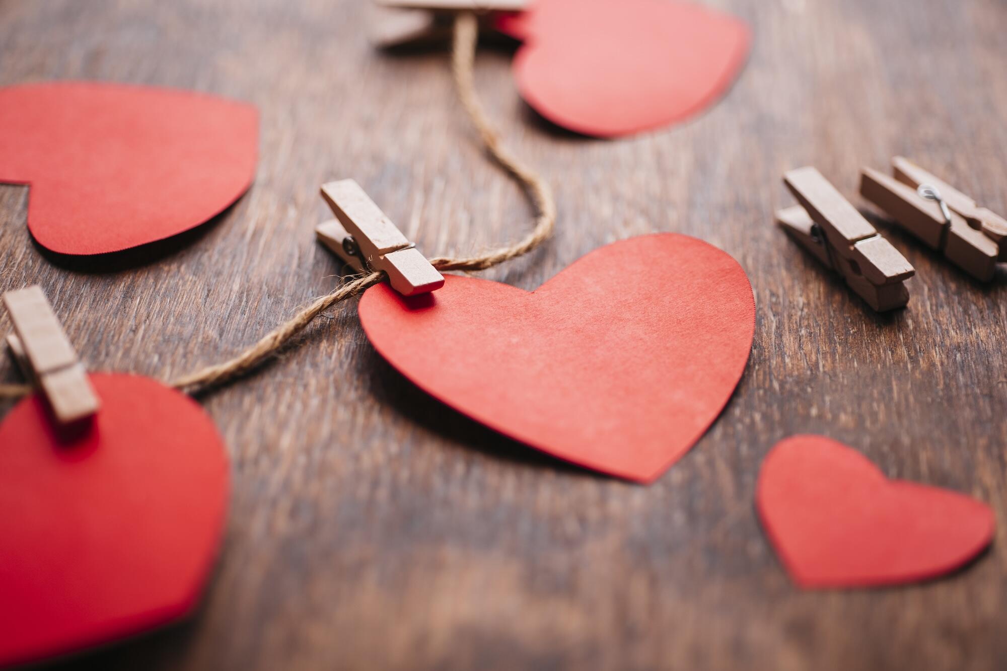 Coeurs de papier avec des épingles en bois