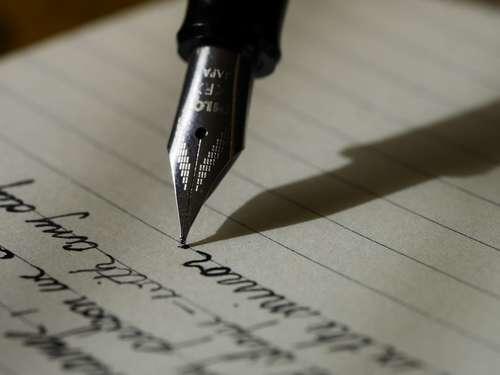 La grammaire anglaise, la prononciation, les verbes irréguliers et le vocabulaire sont incontournables pour vraiment se débrouiller.