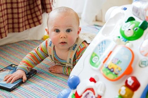 Comment stimuler bébé pour développer ses aptitudes en maths.