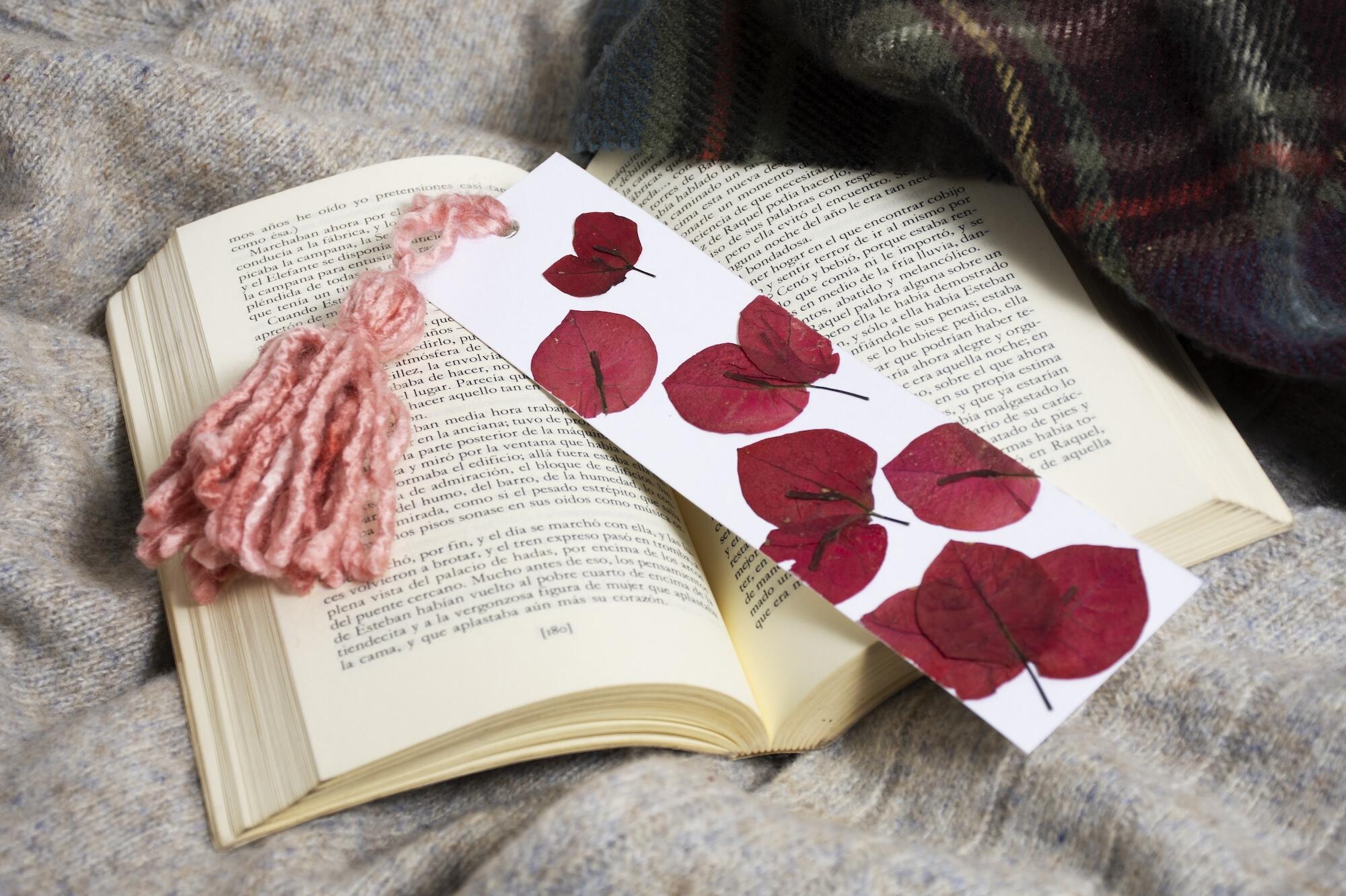 Un livre ouvert avec un marque-page avec des fleurs