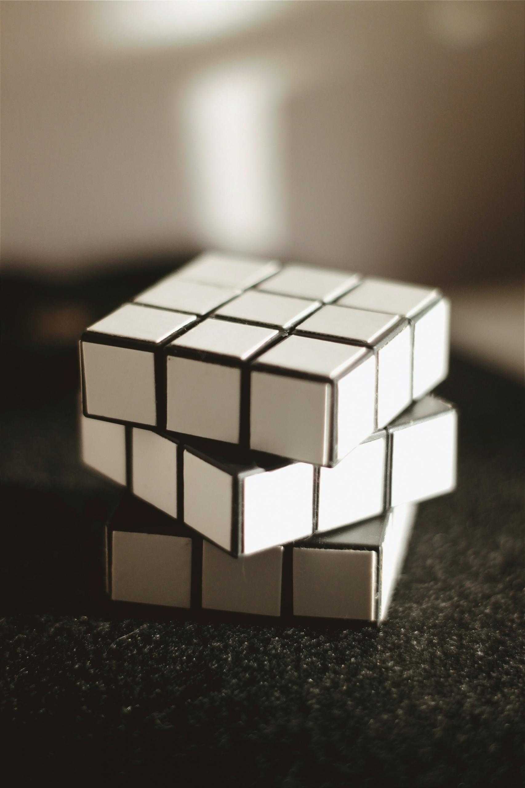 Un Rubik's Cube pour réfléchir aux combinaisons possibles.