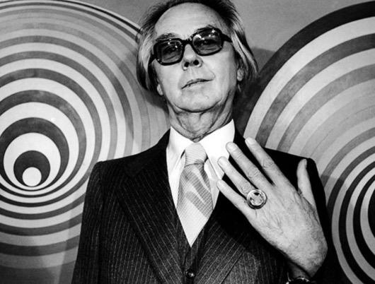 Vasarely développe son propre modèle d'art abstrait géométrique, travaillant dans divers matériaux, mais employant un nombre minimal de formes et de couleurs.