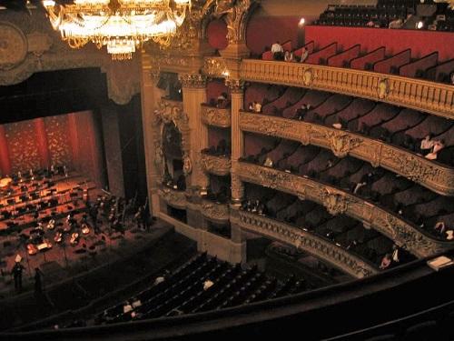 Comment l'opéra est-il arrivé en France ?