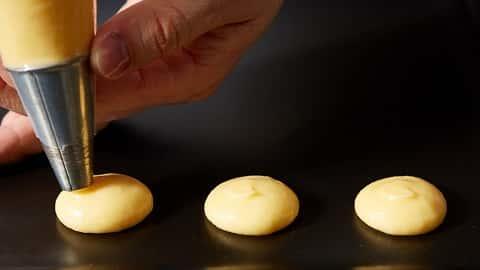 Réaliser des macarons dignes des plus grands chefs pâtissiers devient un jeu d'enfant en suivant un cours de pâtisserie à l'institut culinaire Ritz-Escoffier.