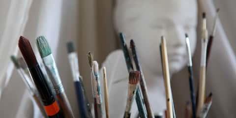 Déclinaison de pinceaux de peinture pour un cours d'arts plastiques.