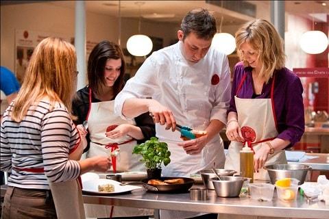 Comment découvrir les techniques de cuisine d'un grand chef pendant un atelier culinaire haut de gamme ?