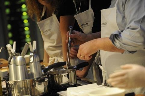 Confection d'une sauce pendant un atelier cuisine de l'école de Cyril Lignac cuisine attitude à Paris.