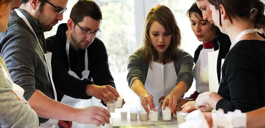 Atelier culinaire collectif autour de la réalisation d'une recette de dessert.